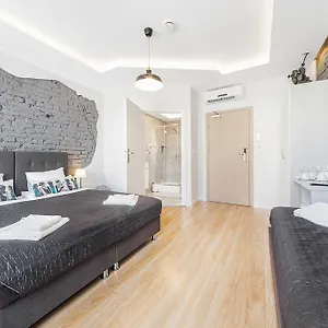 Six Aparthotel